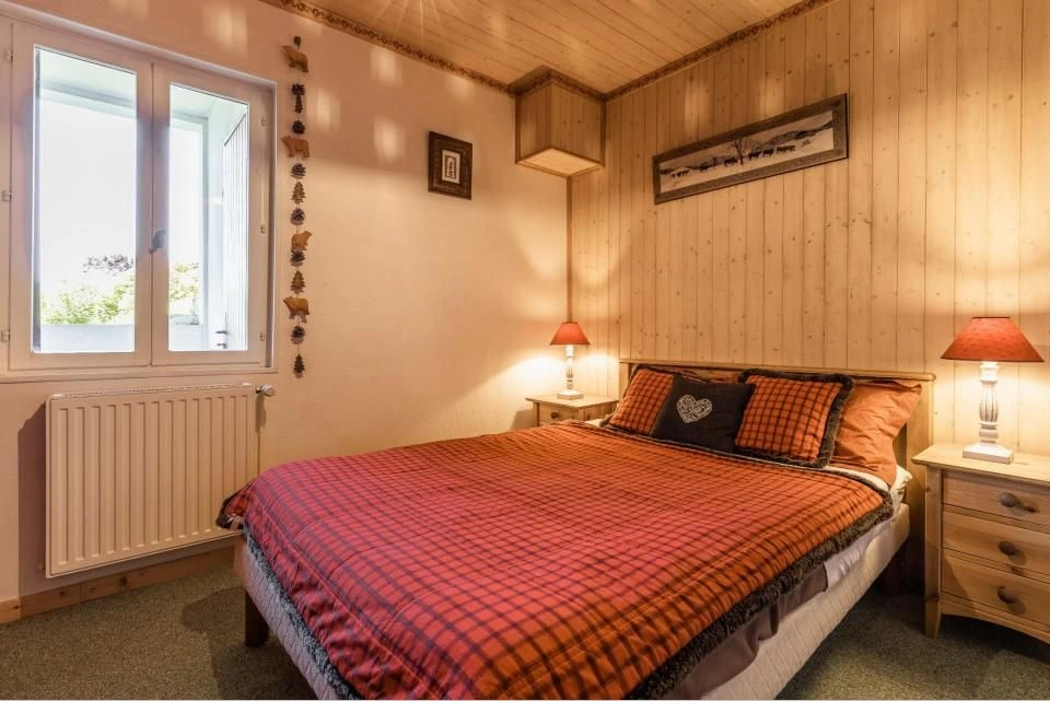 Chambre lumineuse dans un logement de vacances