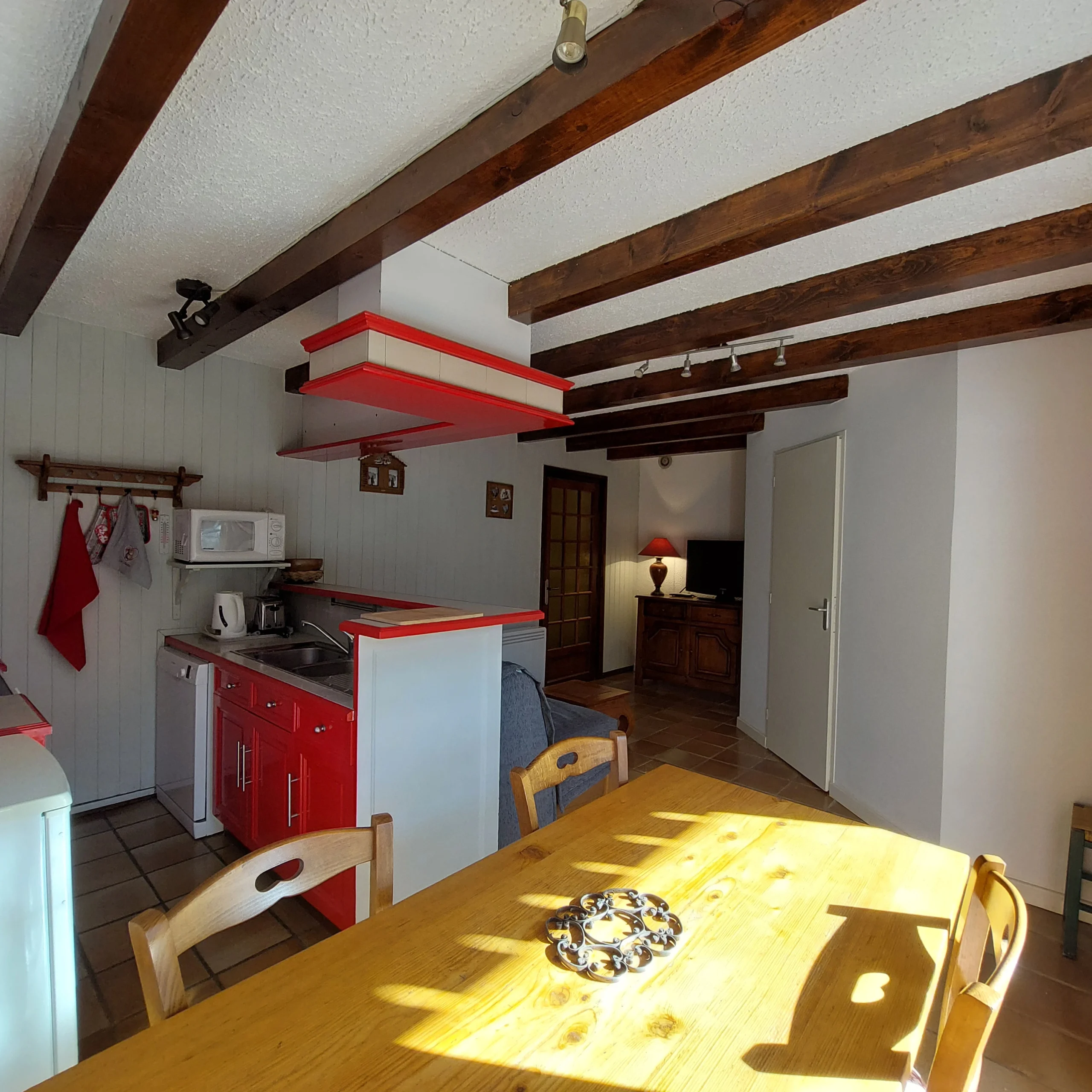 Salle à manger conviviale dans une location de vacances en montagne