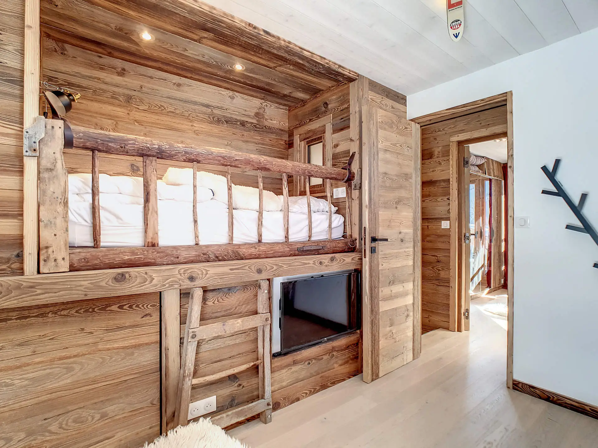 Chambre cosy aménagée dans un logement de vacances dans les Aravis