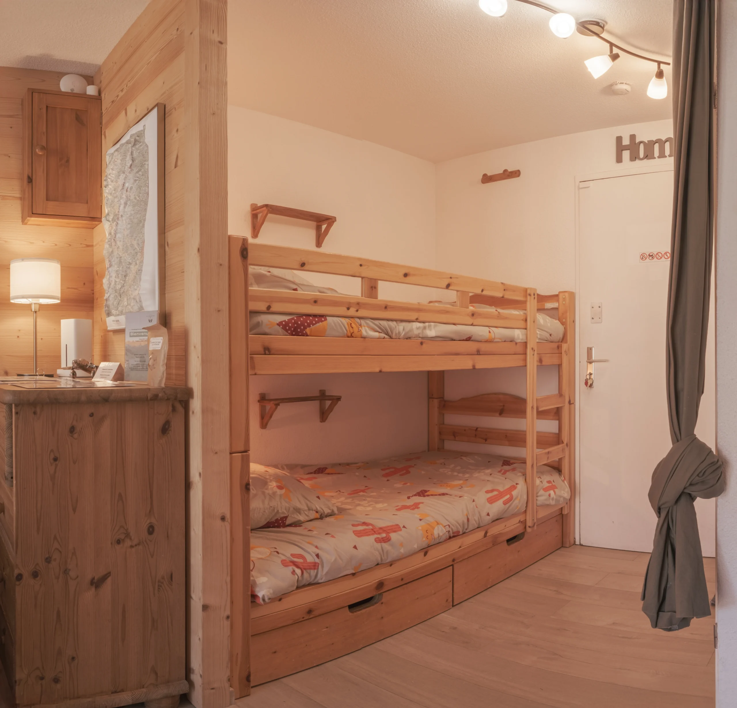 Chambre douillette et bien équipée pour une location de vacances