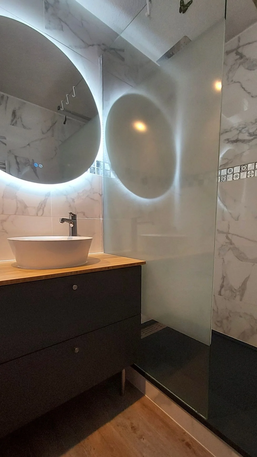 Salle de bain moderne et fonctionnelle dans une location de vacances au Col de Merdassier