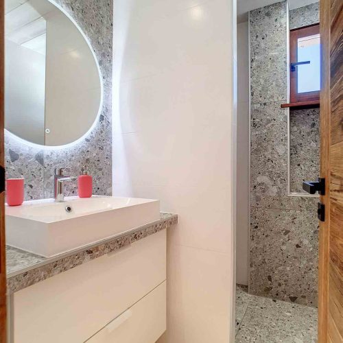 Salle de bain moderne dans un appartement en location aux Confins, La Clusaz, géré par la conciergerie Les Clefs en Main