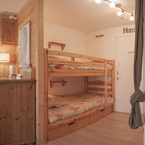 Chambre confortable dans un appartement en location vacances à Manigod, avec conciergerie Les Clefs en Main