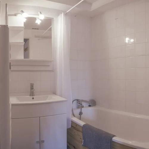 Salle de bain moderne dans le logement 007 au Col de Merdassier, avec service de conciergerie Les Clefs en Main