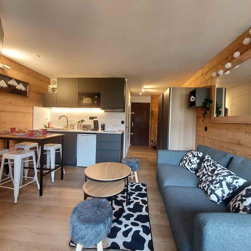 Pièce de vie lumineuse dans un appartement en location au Col de Merdassier, géré par la conciergerie Les Clefs en Main