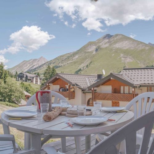 Extérieur du logement 007 au Col de Merdassier, avec vue sur la montagne, géré par la conciergerie Les Clefs en Main