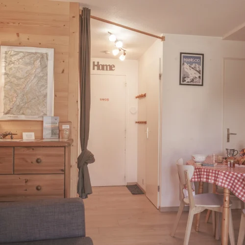 Pièce de vie spacieuse dans un appartement en location vacances à Manigod, géré par la conciergerie Les Clefs en Main