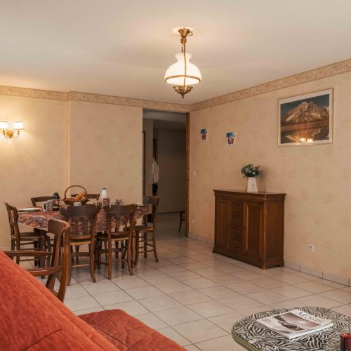 Pièce de vie lumineuse dans un appartement en location à Thônes, géré par la conciergerie Les Clefs en Main