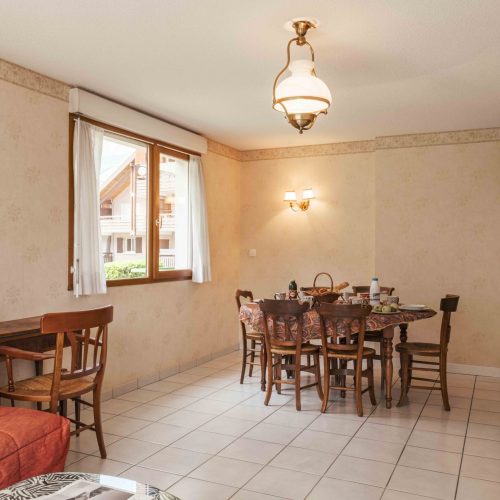 Espace repas convivial dans un appartement en location à Thônes, géré par la conciergerie Les Clefs en Main