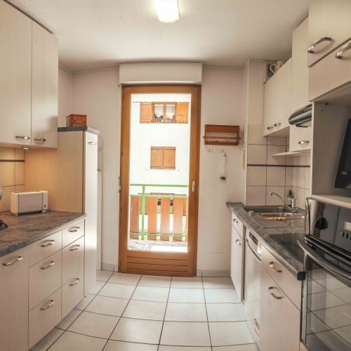 Cuisine moderne et équipée dans un appartement en location à Thônes, géré par la conciergerie Les Clefs en Main