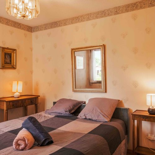 Chambre principale confortable dans un appartement en location à Thônes, géré par la conciergerie Les Clefs en Main