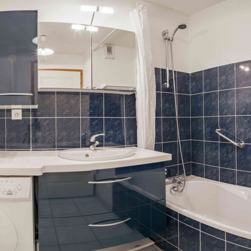 Salle de bain moderne dans un appartement en location à Thônes, géré par la conciergerie Les Clefs en Main