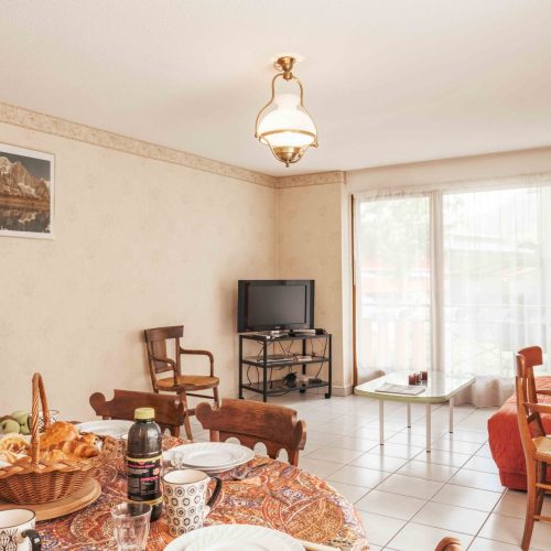 Salon TV confortable dans un appartement en location à Thônes, géré par la conciergerie Les Clefs en Main