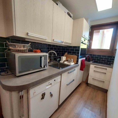 Cuisine moderne et équipée dans un appartement en location au Grand-Bornand, géré par la conciergerie Les Clefs en Main