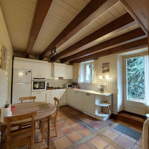 Cuisine équipée moderne dans la maison en location à La Balme-de-Thuy, avec conciergerie Les Clefs en Main