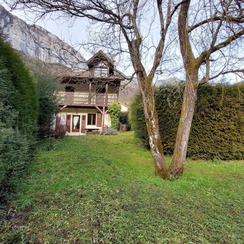 Terrasse extérieure avec vue panoramique dans la maison en location à La Balme-de-Thuy, gérée par Les Clefs en Main