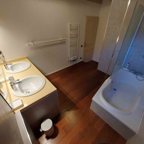 Salle de bain moderne dans une maison en location à La Balme-de-Thuy, gérée par la conciergerie Les Clefs en Main
