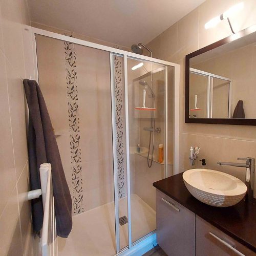 Salle de bain moderne dans un appartement en location au Grand-Bornand, géré par la conciergerie Les Clefs en Main