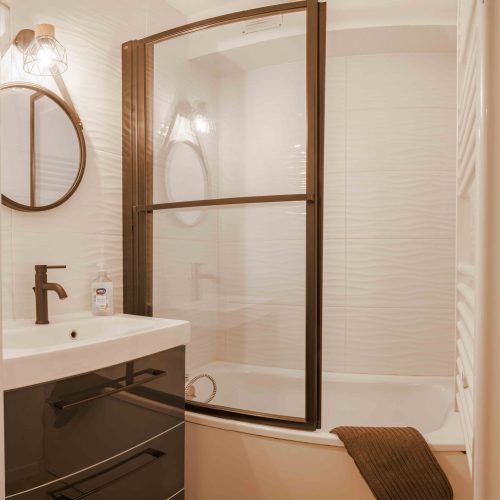 Salle de bain moderne dans un studio en location au Col de Merdassier, géré par la conciergerie Les Clefs en Main