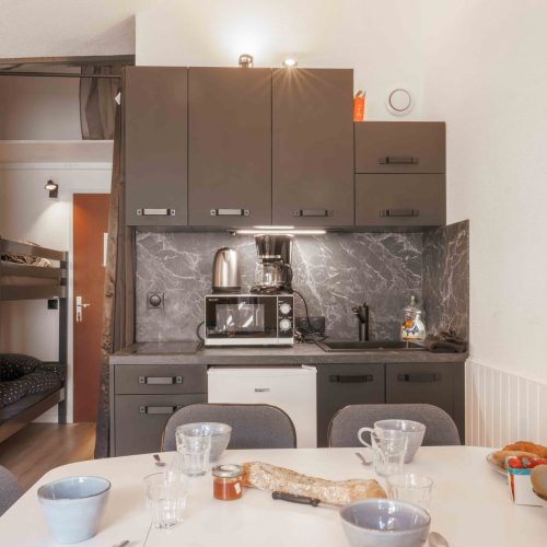 Kitchenette équipée dans un studio en location au Col de Merdassier, géré par la conciergerie Les Clefs en Main