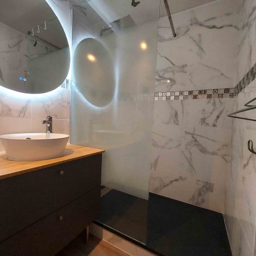 Salle de bain moderne dans un appartement en location au Col de Merdassier, géré par Les Clefs en Main