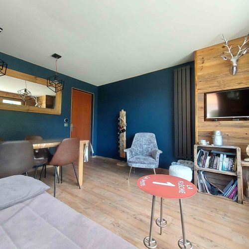 Pièce de vie lumineuse dans un appartement en location au Grand-Bornand, géré par la conciergerie Les Clefs en Main