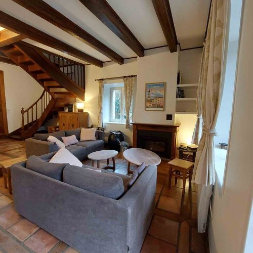Cheminée chaleureuse dans la maison en location à La Balme-de-Thuy, gérée par la conciergerie Les Clefs en Main