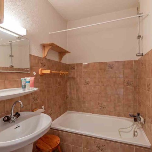 Salle de bain moderne dans un studio en location à Saint-Jean-de-Sixt