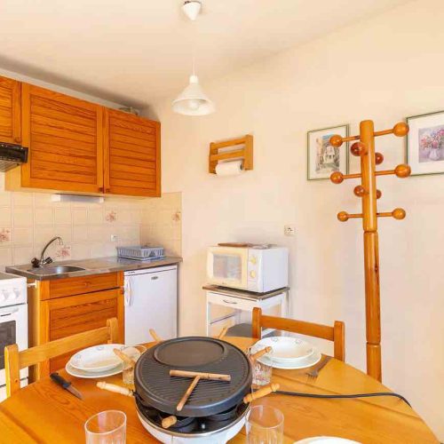 Cuisine équipée dans un studio en location à Saint-Jean-de-Sixt